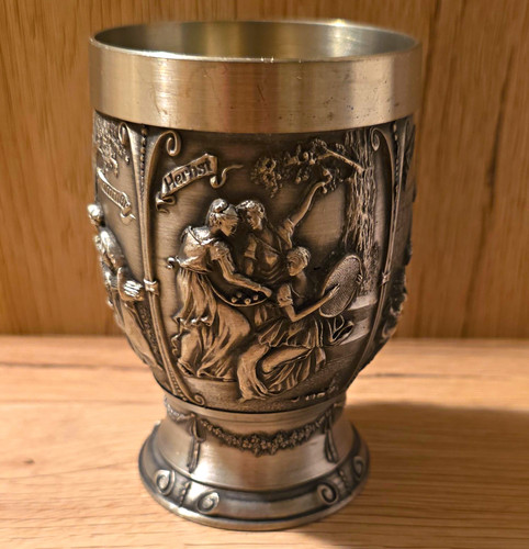Zinnpokal becher auf fuß mit - auf,
